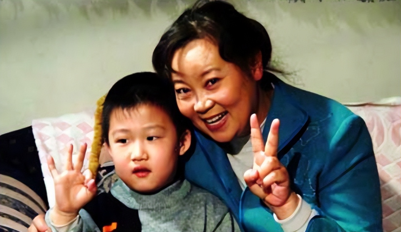 演员方青卓:与二婚小丈夫提离婚后,儿子一句话刺痛她的心