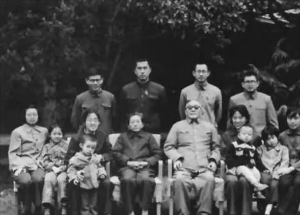 1952年，黄克诚大将的岳父被判处枪决，他为何选择“见死不救”？