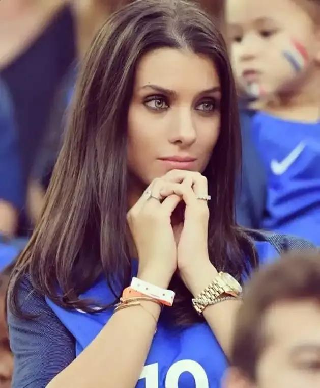 足球情侣头像一对两张（世界足坛野兽和美女的结合，一树梨花压海棠）