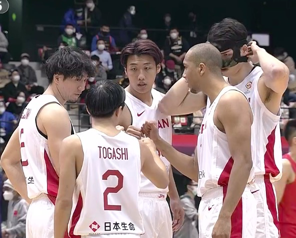 中国对日本篮球直播(13-0，19-2！CCTV5直播中国男篮击溃日本，周琦完胜叛徒张本天杰)