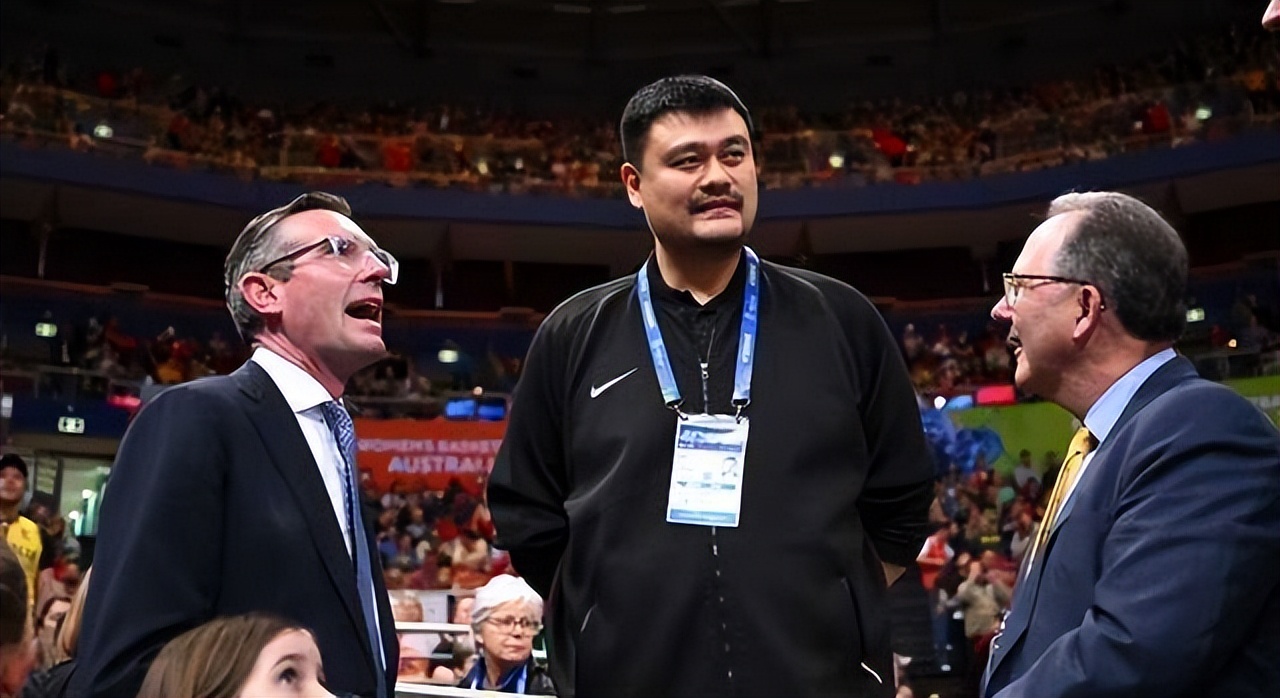 姚明年薪最高拿过多少（姚明身价30亿，当男篮领头人圈了多少钱？答案公布，李铁没法比）