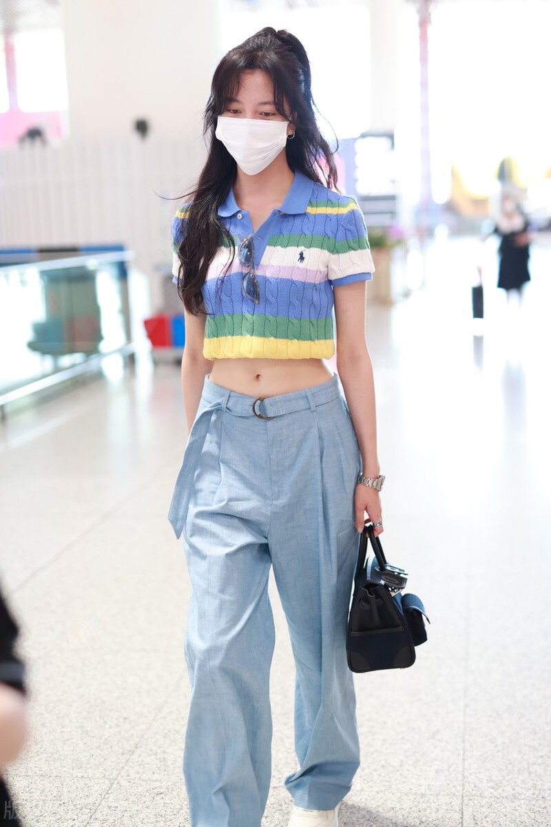街拍：宋妍霏Ralph lauren条纹polo蓝色阔腿裤时尚休闲