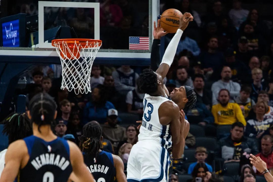 为什么nba不允许拍篮板（身兼三分炮台和防守大闸却深陷数据造假事件！NBA内幕早就被揭开）