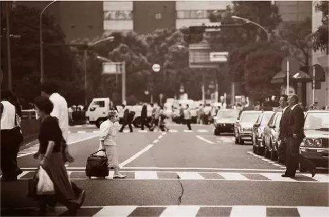 6号叩应女郎(日本烟花女子74岁仍站街，街头60年一直拉客，却备受日本人尊重)