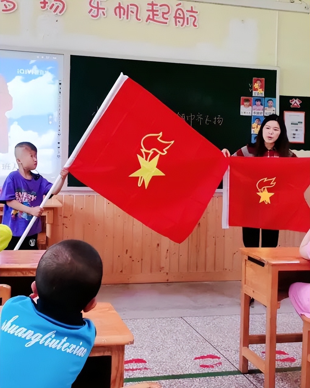 双流特教校举行以“小蜗牛心向党 红领巾齐飞扬”为主题的入队活动