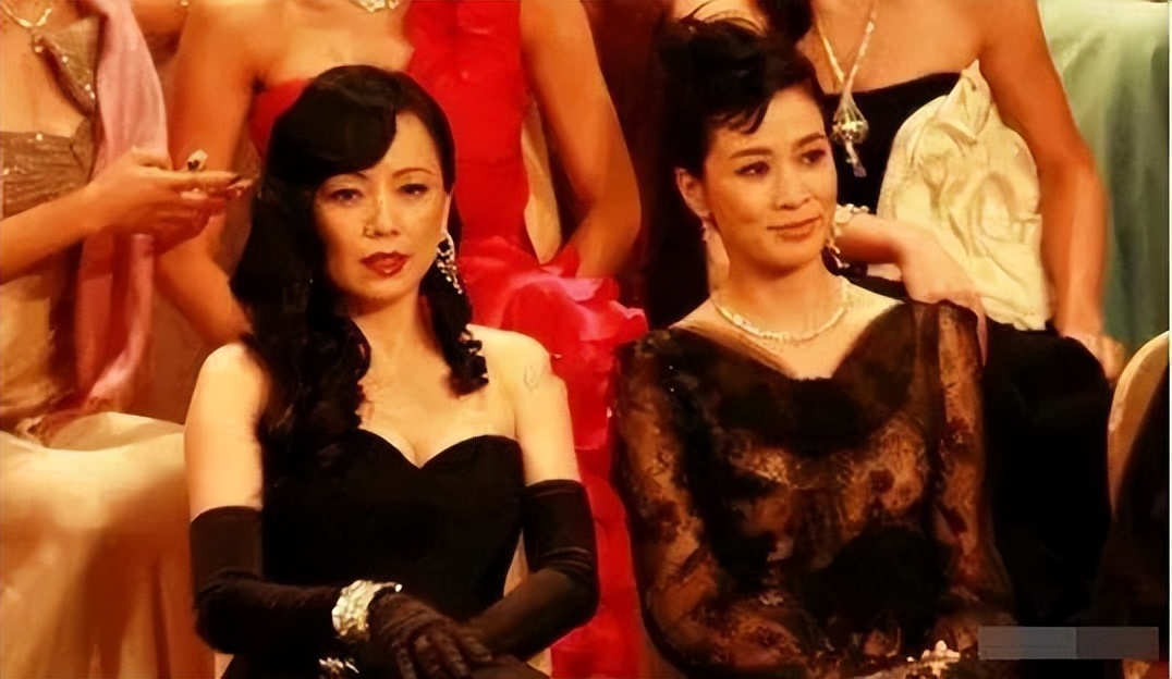 娱乐圈最精彩的戏，都在明星的微表情里，那信息量太大，我不能笑