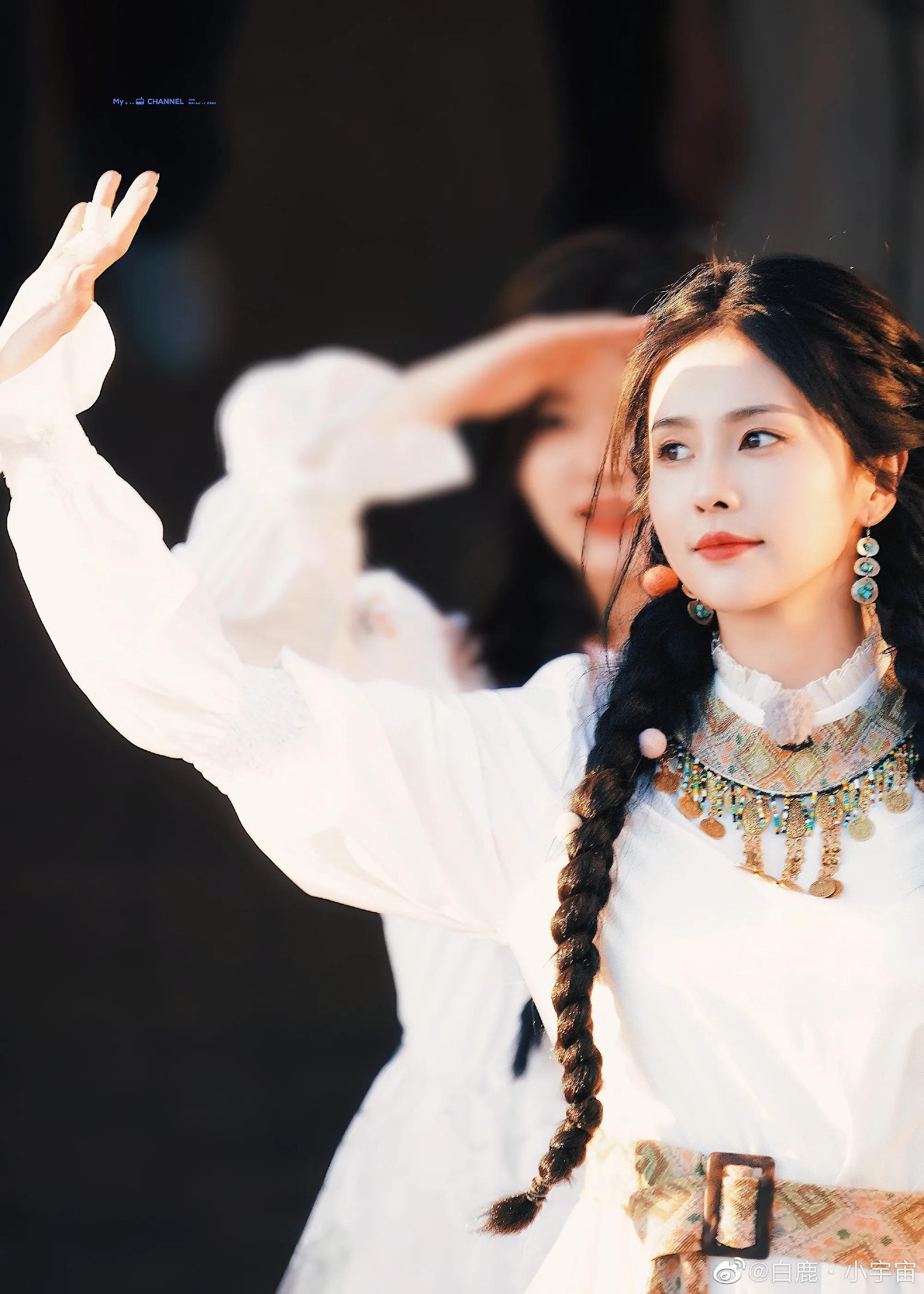 《奔跑吧》直播截图中的白鹿以及跑男新疆收官路透哦