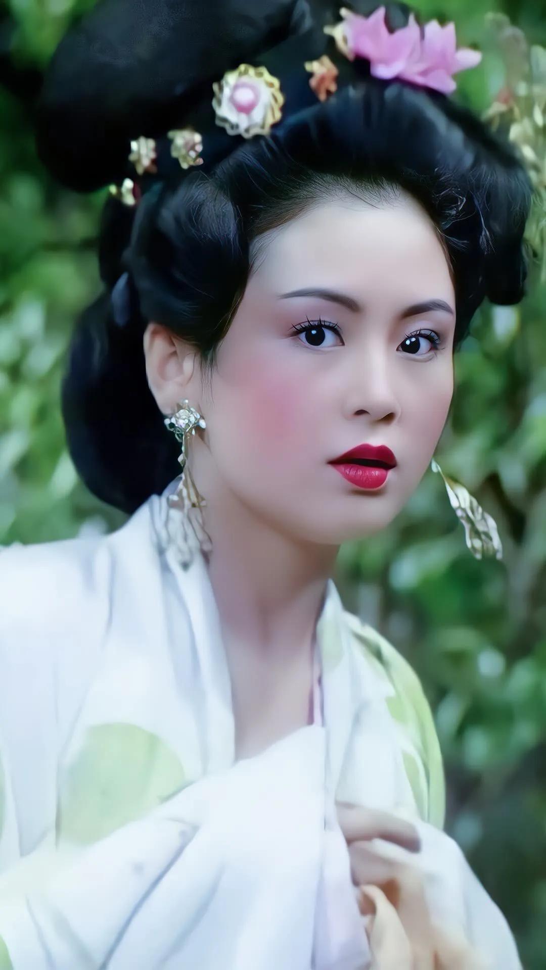 陈红的貂蝉美若仙女，仿佛从画中走出来一样