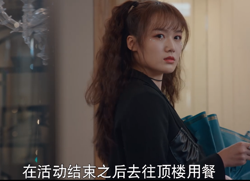 国产剧又见老少恋，靳东新剧男配比女配大20岁，感情戏令人不适