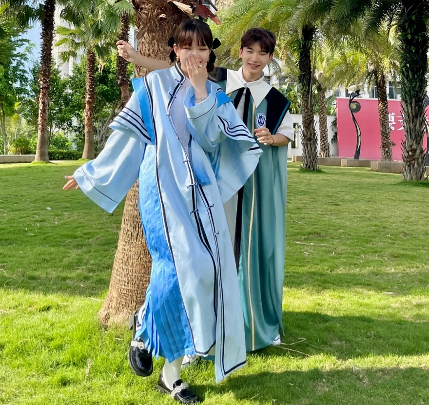 大学生自己设计的学士服，被评价“欣赏不来”，终究是太前卫了