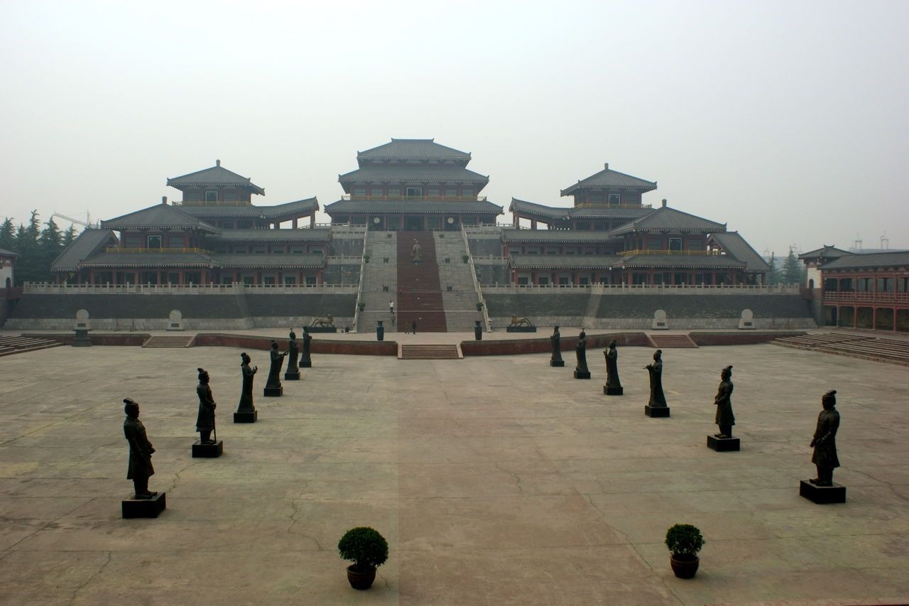 本来秦国最初的都城不在咸阳,而是在栎阳,经过九次迁徙后,才正式定都