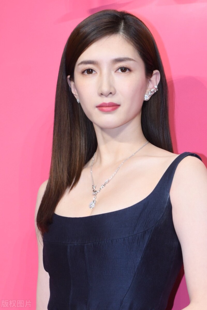 江疏影挺板正的