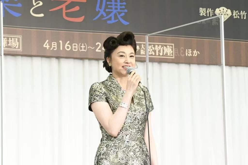 50歲藤原紀香 勝利卷 亮相 V領讓人視線不自覺下移 腰細腿長 天天看點