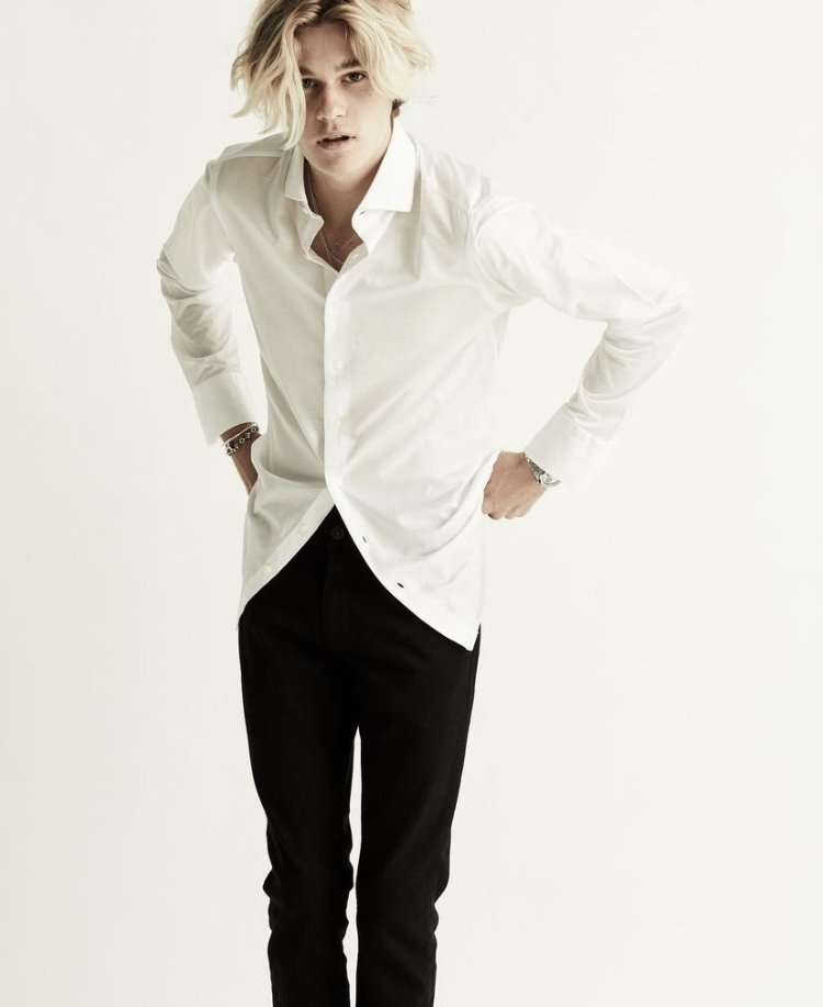 也是在各种接时尚资源准备走路模特路了,看脸真不是不行,but,拉到全身