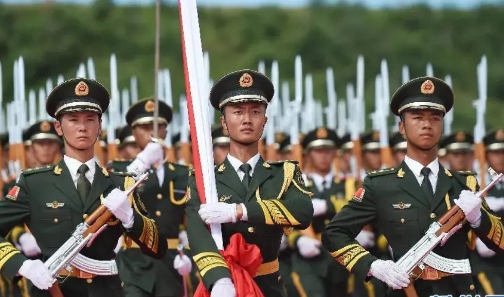 图:着07式武警制服的仪仗队官兵图:07式武警列兵警衔肩章,领章图:07式