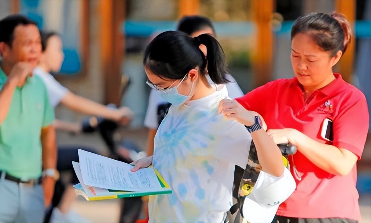 高考将至，家长需要穿旗袍手捧鲜花陪考吗？一线老师对此给出回应