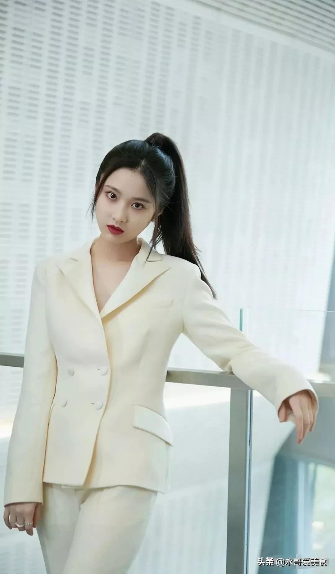 张慧雯，北舞美女演员，清新脱俗，靓丽迷人