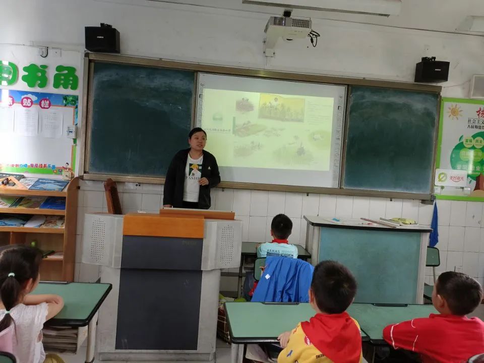 煎茶小学党员志愿服务队继续走进班队会课堂加强“立德树人”教育