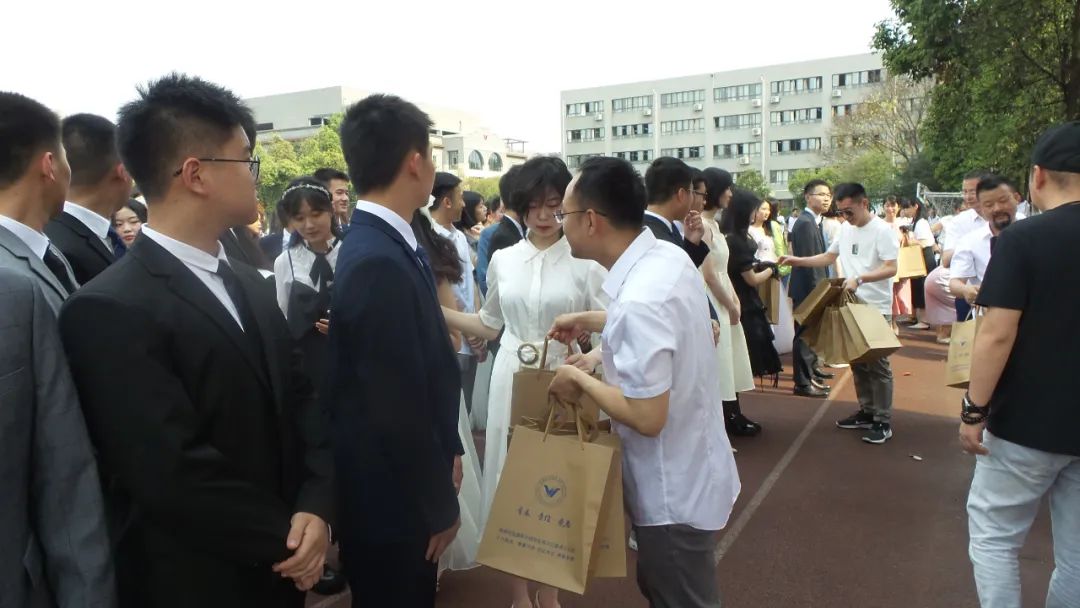 意义非凡！18岁与20岁的青春对话，成都盐外新阶段，学子的新起航