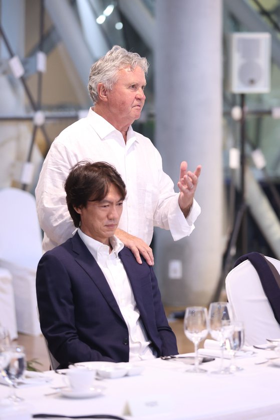 世界杯对阵列表图2002（韩国02世界杯将帅齐聚！希丁克变化太大 昔日核心左眼失明+已去世）