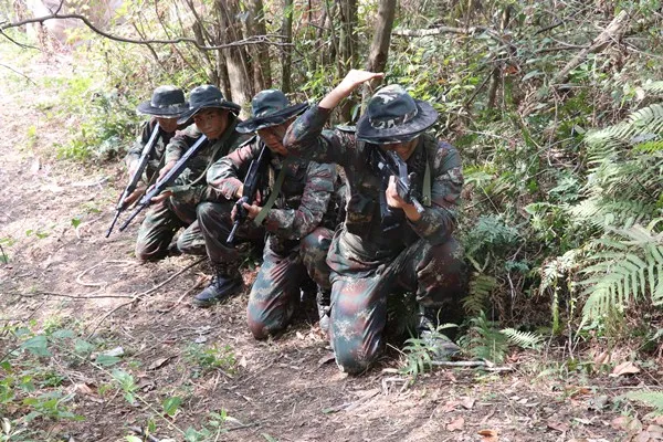 此刻，他们叫响“三个坚决”的口号！