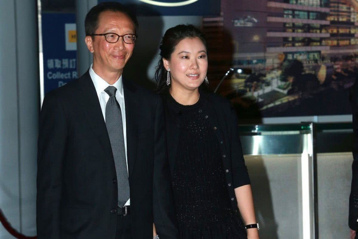 伏明霞:嫁大26岁富豪,婚后连生三胎,如今一家五口其乐融融