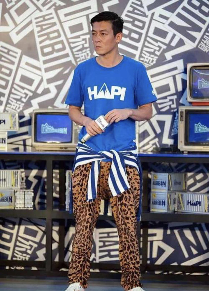 如果不说这是陈冠希,饭姐还以为是健身版的尼古拉斯·赵四呢.