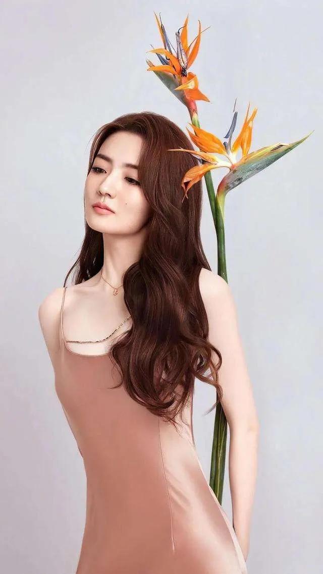 徐璐，五官精致，身姿优雅