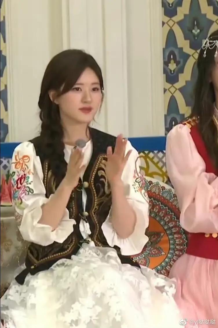 综艺《奔跑吧》直播截图中的赵露思小姐姐以及新疆收官路透哦