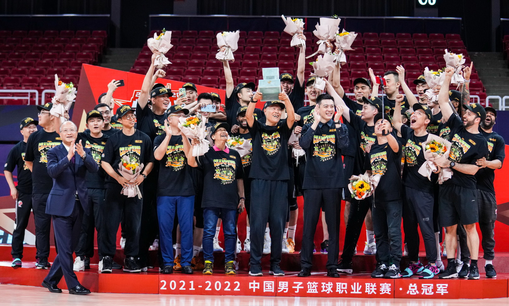cba冠軍杯為什么叫</h2>

<p>　　CBA總冠軍獎杯也叫牟作云杯，獎杯重約10公斤，高45厘米，底座為邊長22厘米的正方形。獎杯底座正面刻有“中國籃球至尊鼎”和“CBA聯賽總冠軍牟作云杯”字樣。2008北京奧運會標志“中國印”的制作大師蔚長海，選用一塊重達3.8噸的緬甸極品翡翠，從2004年底開始，經過4個月制作成了世界上第一座翡翠的冠軍獎杯“中國籃球至尊鼎”。男籃中國籃協以中國籃球泰斗牟冠軍杯作云老先生的名字為獎杯命名。</p>

<p>　　<img alt=