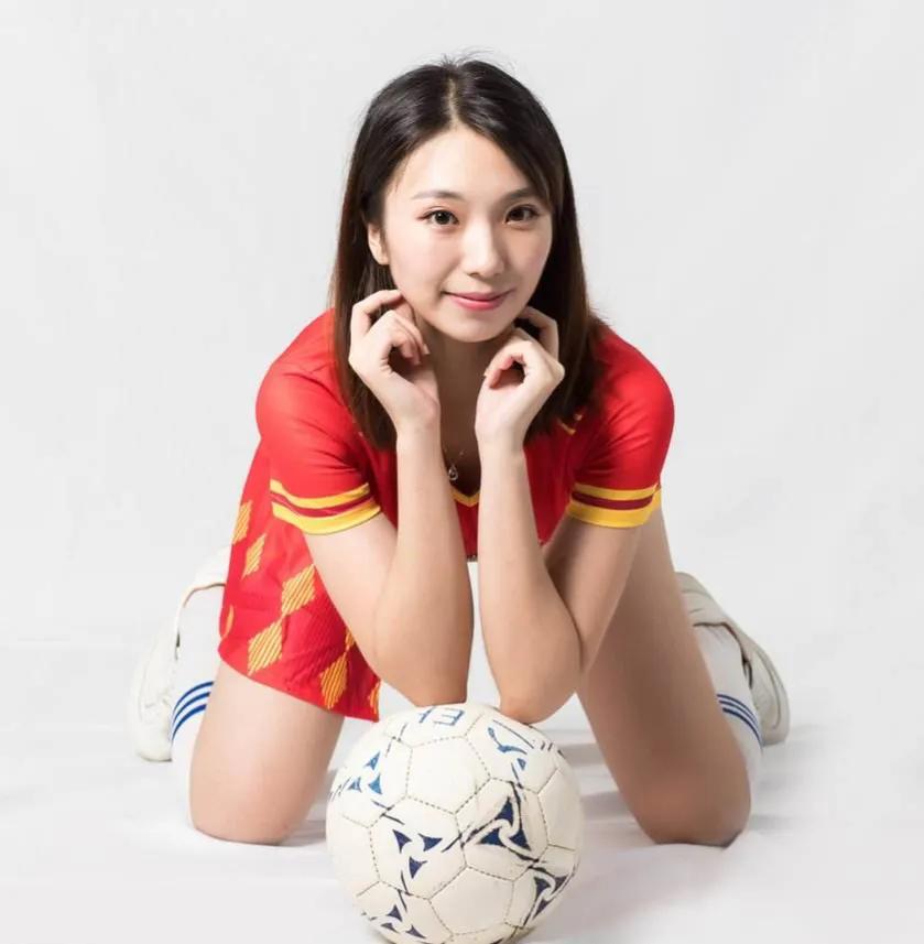 盧卡庫什么水平（“球場混子”的典范！他射門不行，背身也不行，他到底是什么水平）