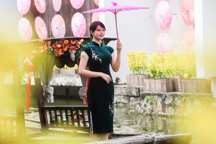 南海影视城旗袍文化节开幕 女士穿旗袍可免费入园游玩
