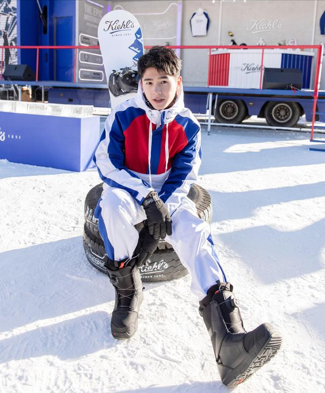 王宝强带儿女幸福学滑雪后，又叫上刘昊然，男神没刮胡子头发塌塌