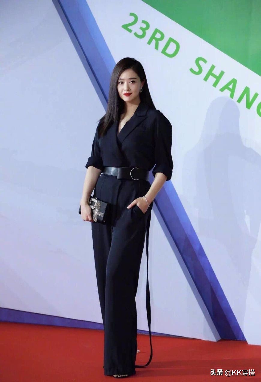 全身看起来都微胖的女生,一般都是骨架大,肌肉感较强或者整体看起来就