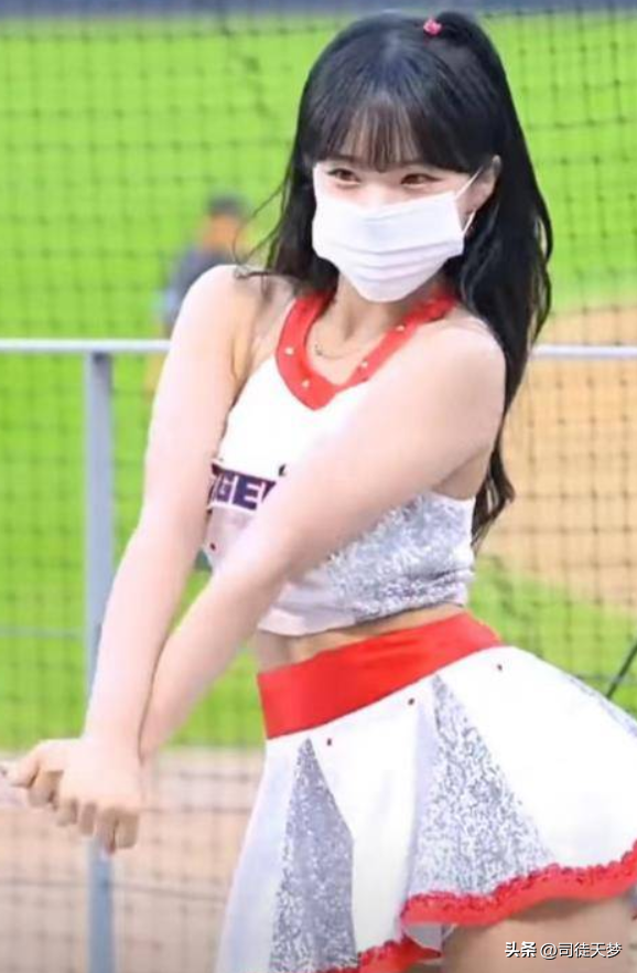 世界杯啦啦队什么时候表演（韩国啦啦队长穿露脐装热舞，身材火辣）