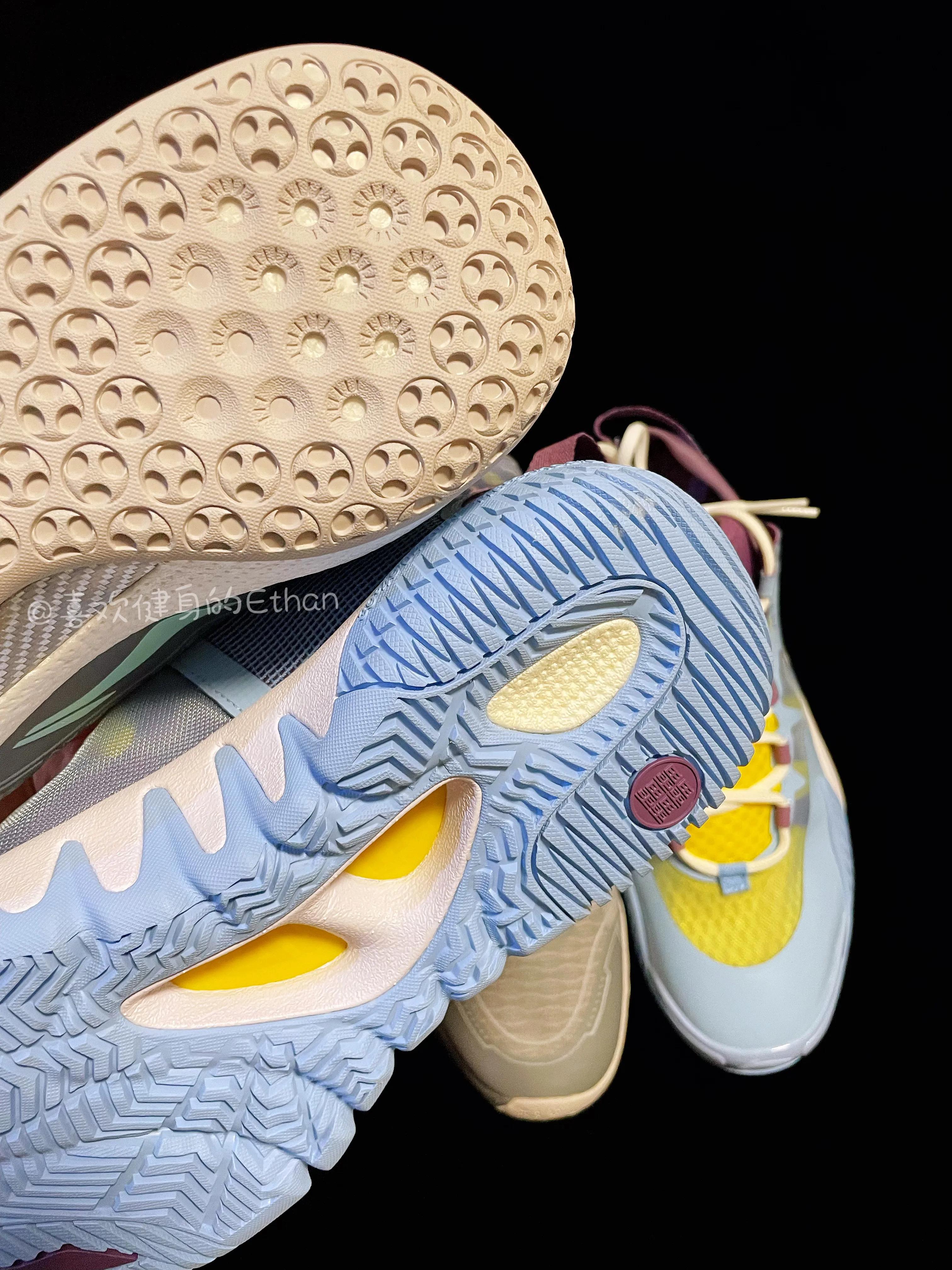 板,它带来了出色的抗扭性能,但是于帅1442比抗扭略差,全掌lightfoam