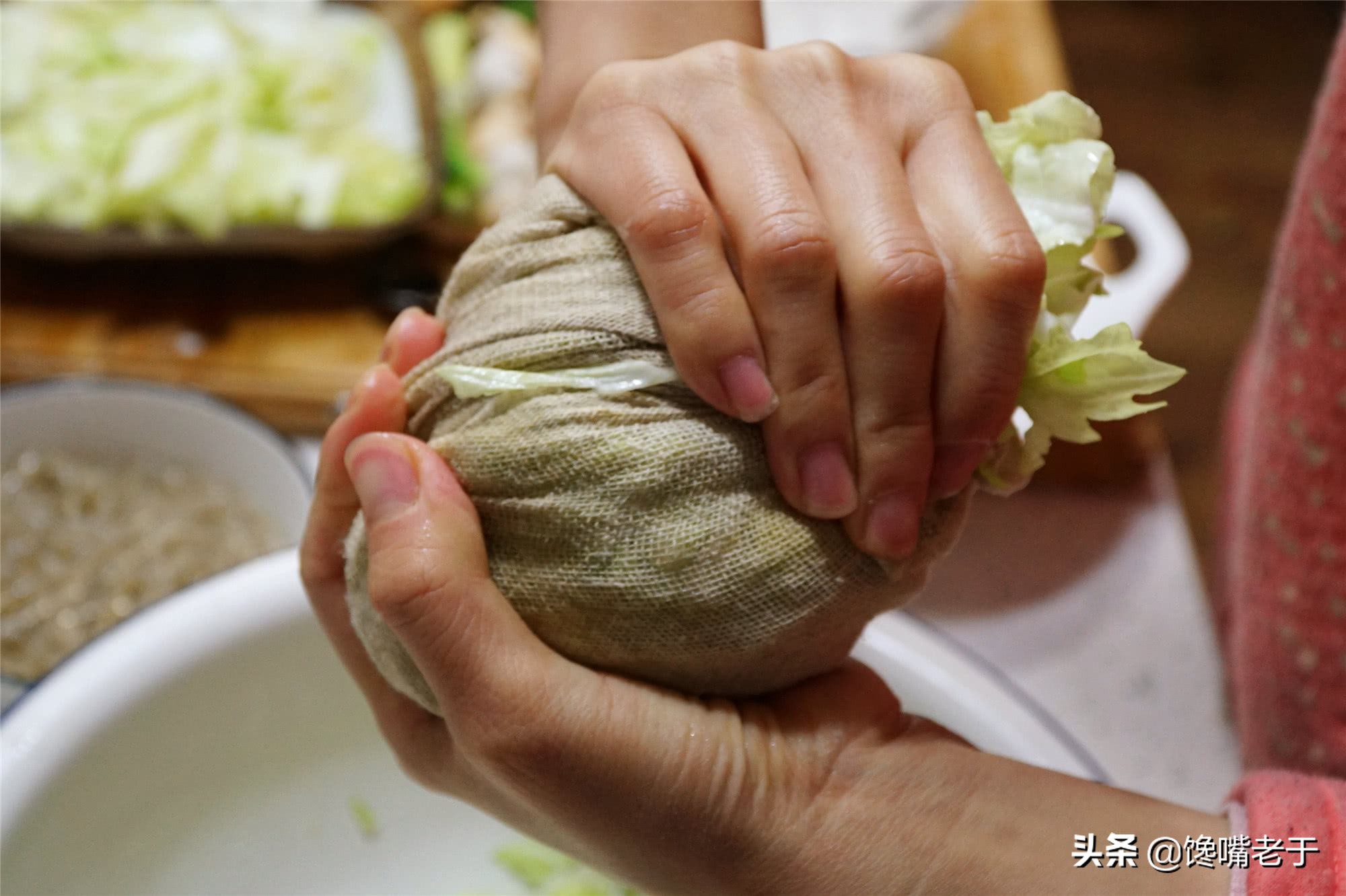 调白菜馅饺子，最忌用盐杀水，十几年老配方告诉你，饺子馅鲜多汁