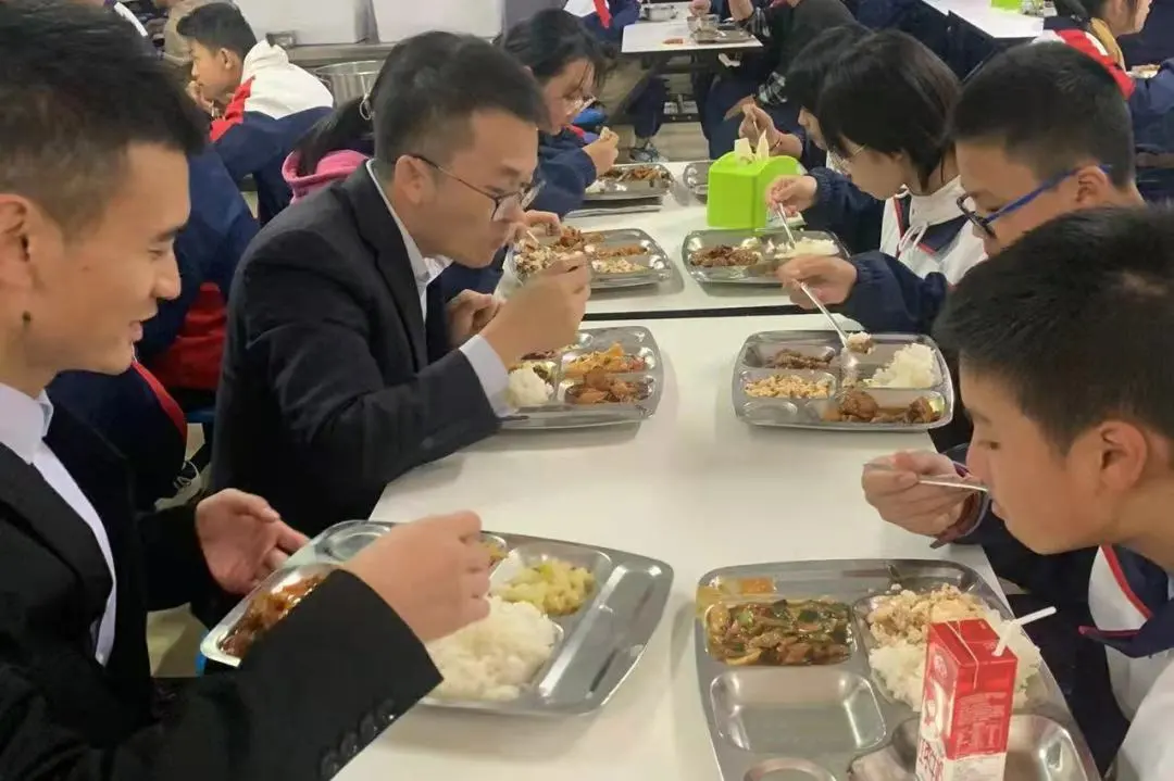 271教育丨有一种爱,叫“陪你吃饭”