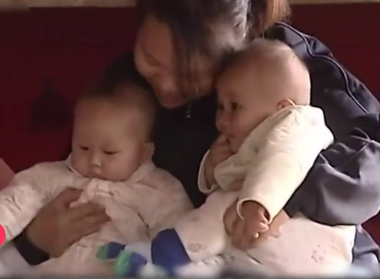 2015年武汉女孩被“高富帅”网友骗至农村，19岁为其生下龙凤胎