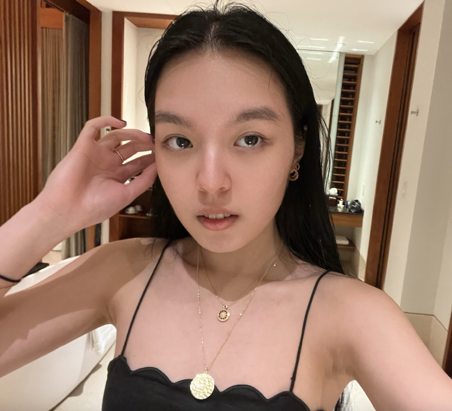 李咏妻子哈文晒女儿近照,20岁法图麦身材高挑,颜值气质出众