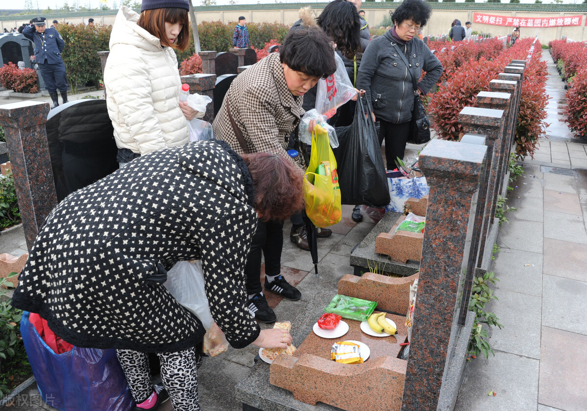 假如膝下无子，那么墓地过了使用年限无人续缴会怎么样？