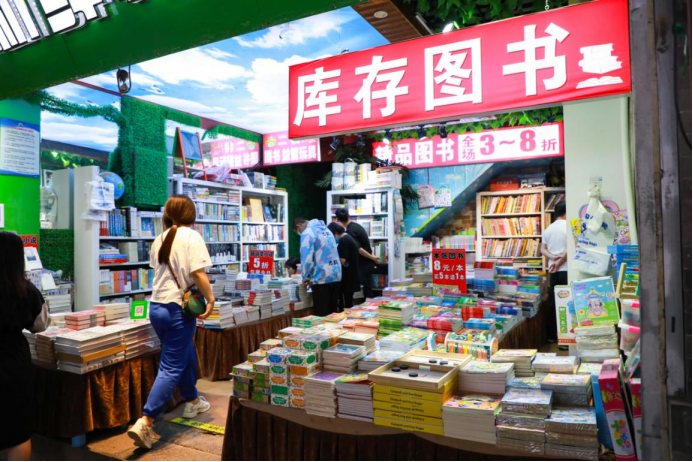 持续增强夜间消费活力，不同业态布局扮靓夜经济