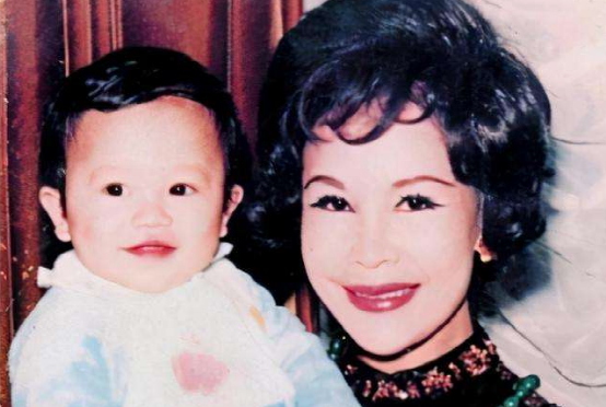 “畸形脸、电风扇脸”，10位整容过度的女星，有人直接命丧手术台