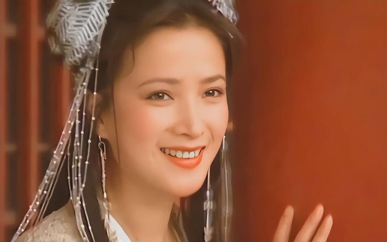 许亚军生得一张很招女性欢心的脸庞,剑眉星目,何晴一见到他,就把和