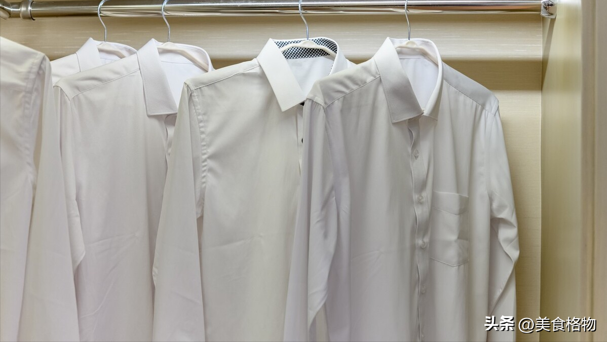 白衣服發黃怎么洗（白色衣服發黃不要扔，只需幾毛錢簡單泡一泡，就和新買的一樣潔白）