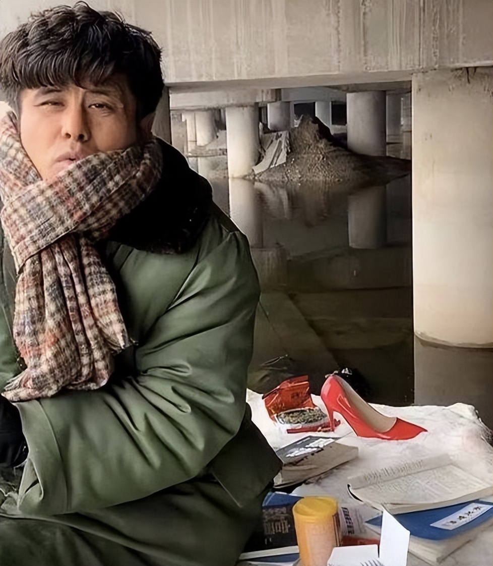 星光大道冠军近况凄惨，花光资产还负债百万，住桥洞卖菜过活