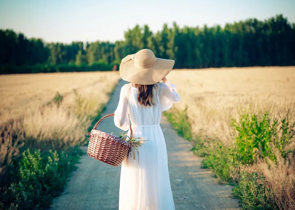 背影照是最不考验表现力和镜头感的姿势,拍摄背影照时,除了要注意构图