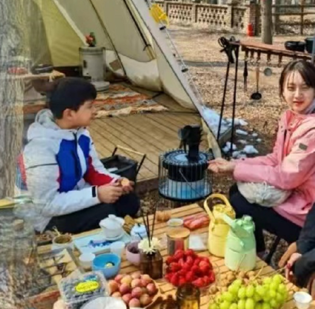 田亮夫妇带儿女露营，森碟和弟弟劈柴生火，干起活来一点不矫情​