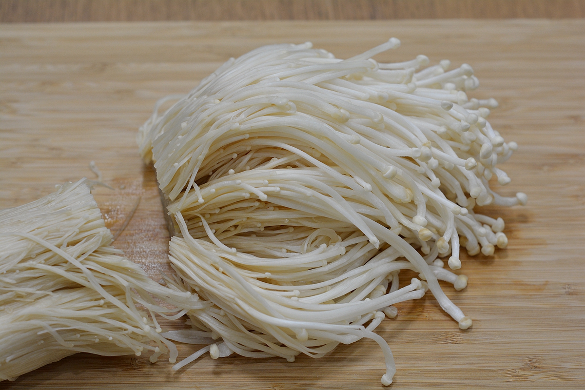 这道清蒸金针菇清香脆嫩，上学娃和中年男人可常吃，几分钟出锅