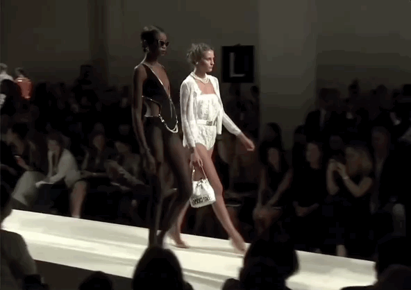 比例惊人的黑人模特爆红时尚圈！网友感叹：满屏都是大长腿…